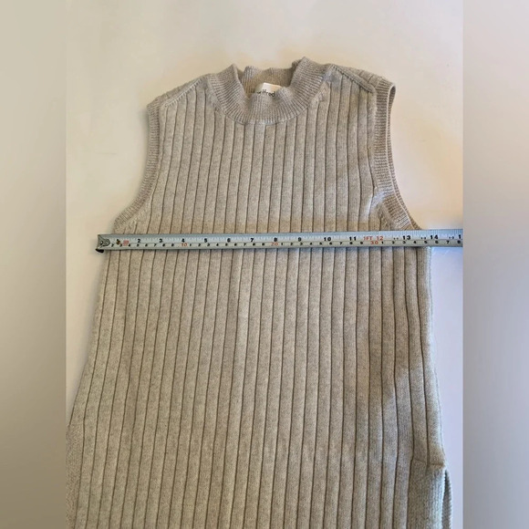 ARITZIA Wilfred  100% Wool Palmier
Sleeveless. In heather grey size small - Picture 9 of 11